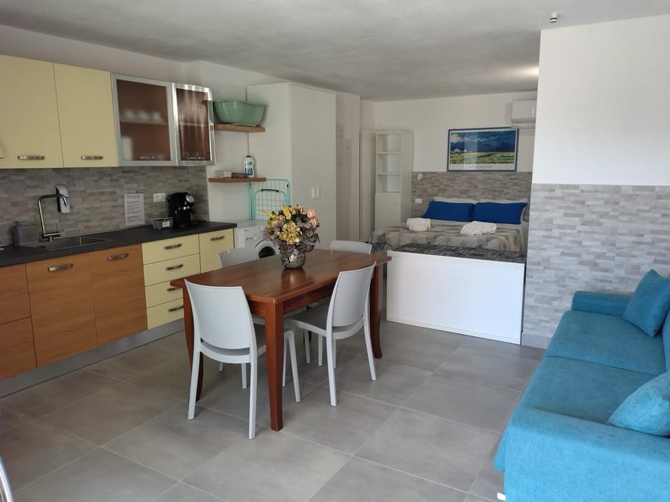 Kitchen or kitchenette, Living room, Seating area, Dining area, dishwasher, stove