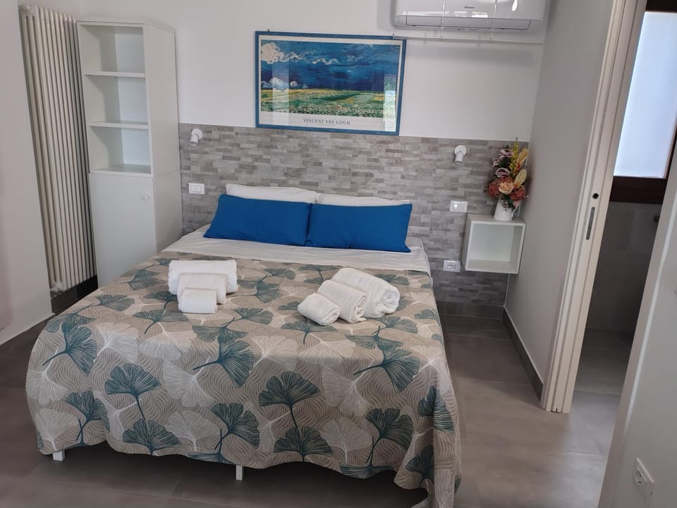 Bedroom, air conditioner
