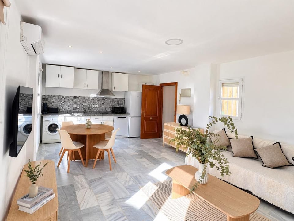 TV and multimedia, Kitchen or kitchenette, Living room, Seating area, Dining area