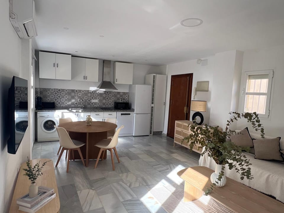 TV and multimedia, Kitchen or kitchenette, Seating area, Dining area