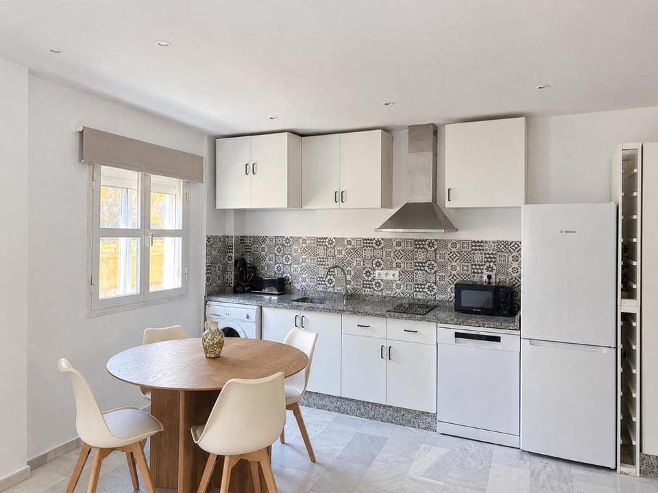 Kitchen or kitchenette, Dining area, dishwasher, stove, toaster