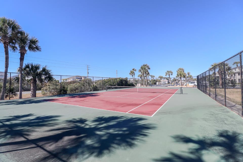 New Rental with Pool Views, Pickleball, Tennis Court with Bonus Room! House in Crescent Beach