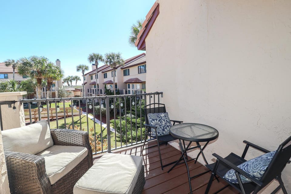 New Rental with Pool Views, Pickleball, Tennis Court with Bonus Room! House in Crescent Beach