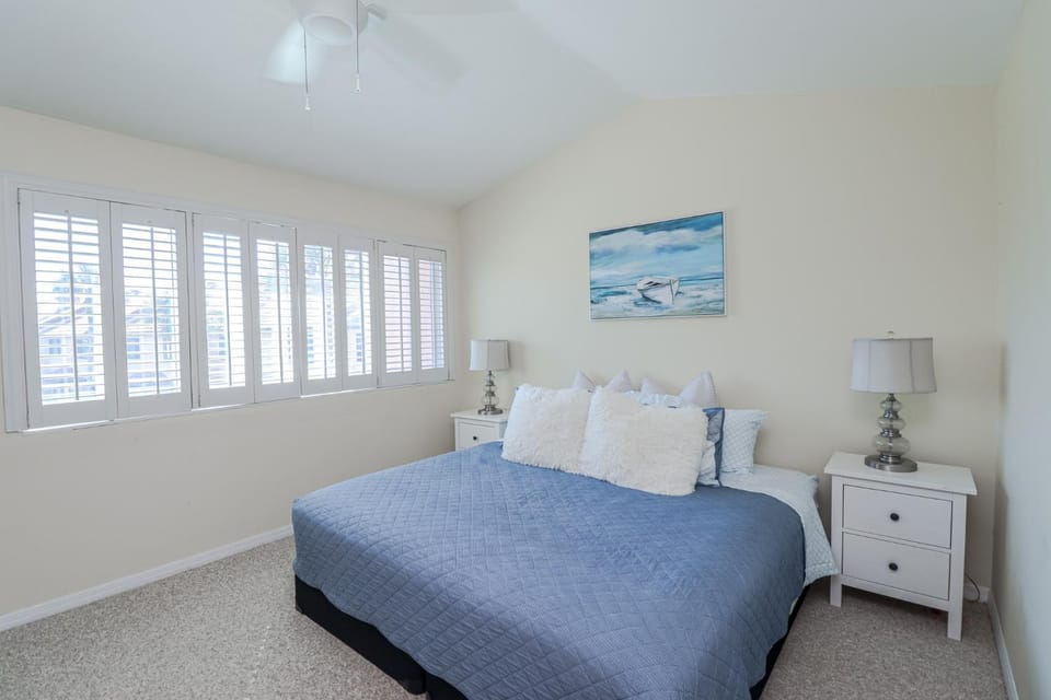 New Rental with Pool Views, Pickleball, Tennis Court with Bonus Room! House in Crescent Beach