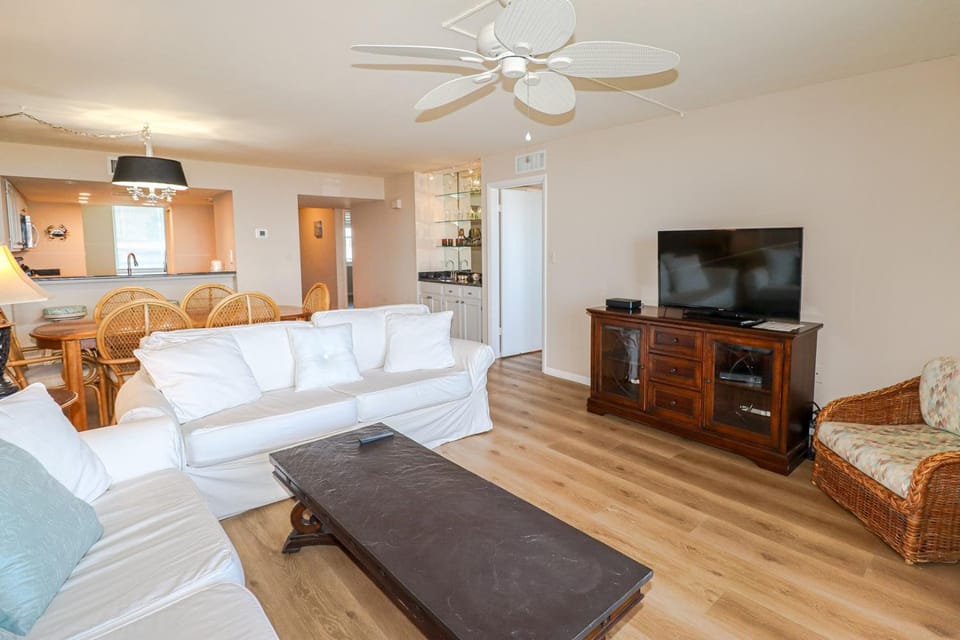 Barefoot 211 Direct Oceanfront 2/2 House in Butler Beach