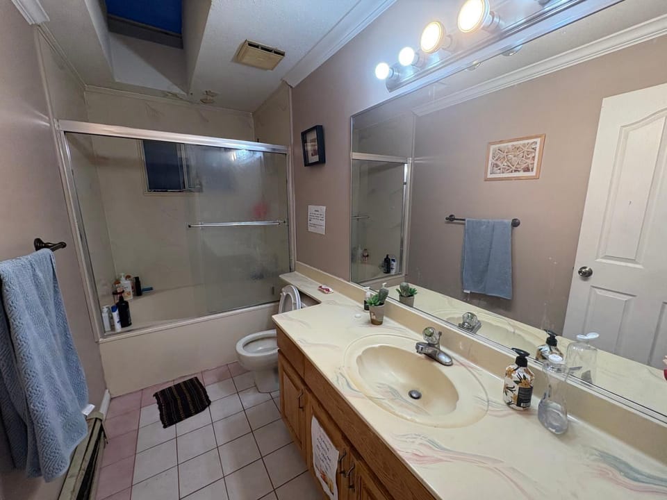 Cedar Hills Guest House- Beautiful Room, Free Parking, 24 Hr Transit Vacation rental in New Westminster