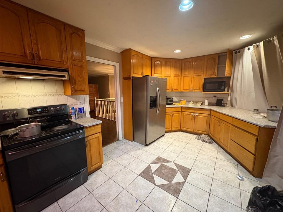 Cedar Hills Guest House- Beautiful Room, Free Parking, 24 Hr Transit Vacation rental in New Westminster