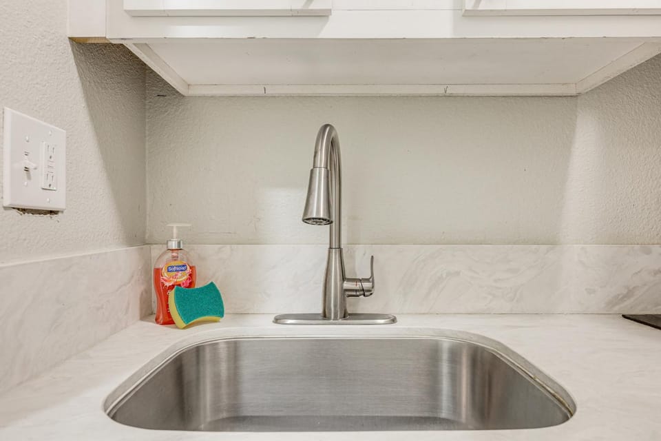 Cozy and Convenient Condo in Compton, Pets Welcome! Apartment in Compton