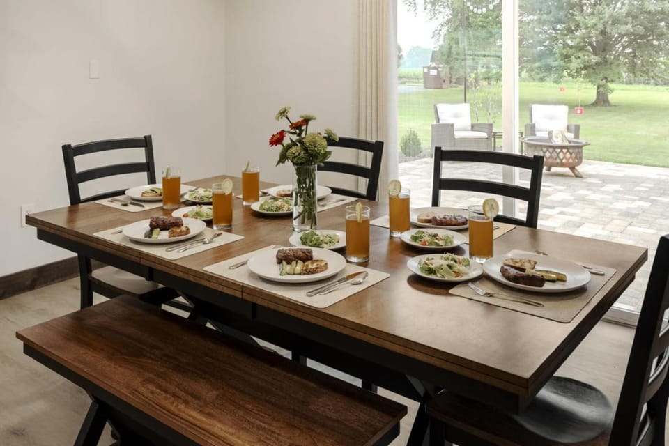 New! Cozy Family Getaway: Amish Farmland|Patio|Washer & Dryer|Central Lancaster County House in Pennsylvania
