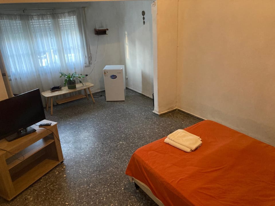 Bed, TV and multimedia, Bedroom