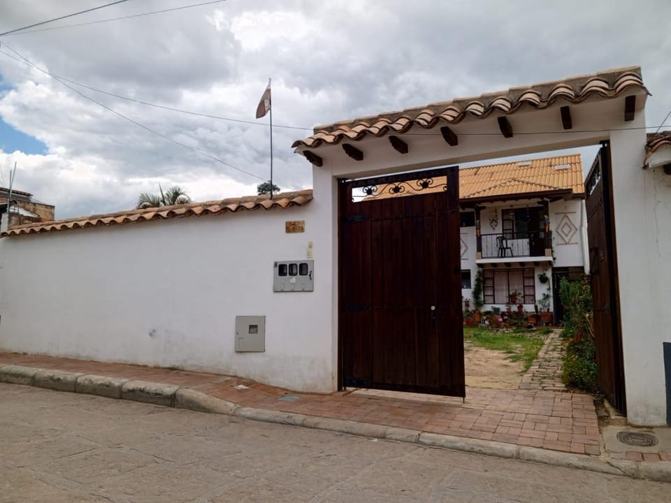Hospedaje familiar en Villa de Leyva a 7 minutos a pie del parque principal, Vacation rental in Villa de Leyva
