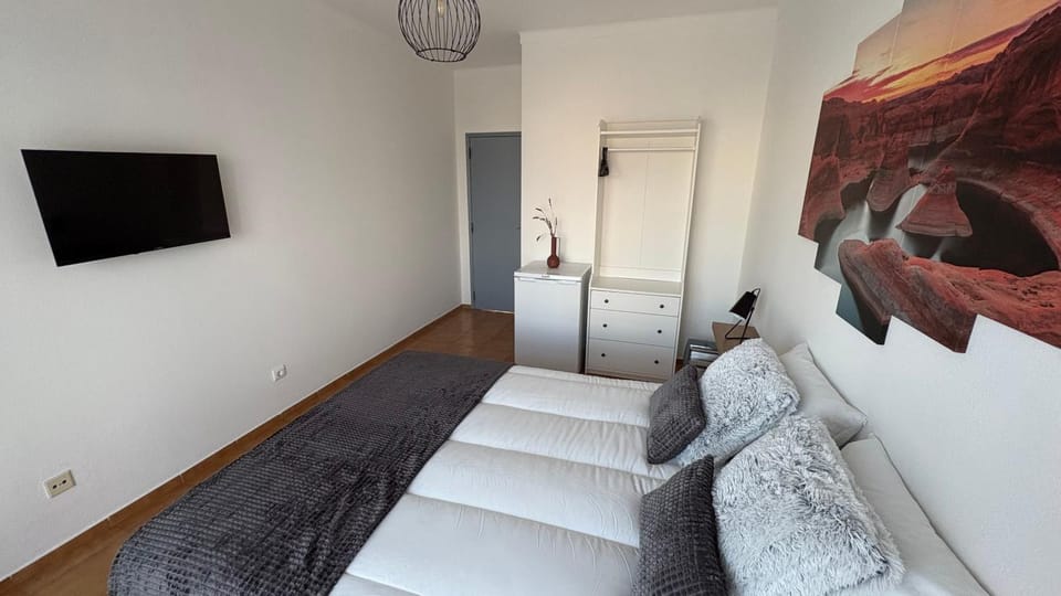 Bed, TV and multimedia, Photo of the whole room, Evening entertainment, Bedroom, internet, internet