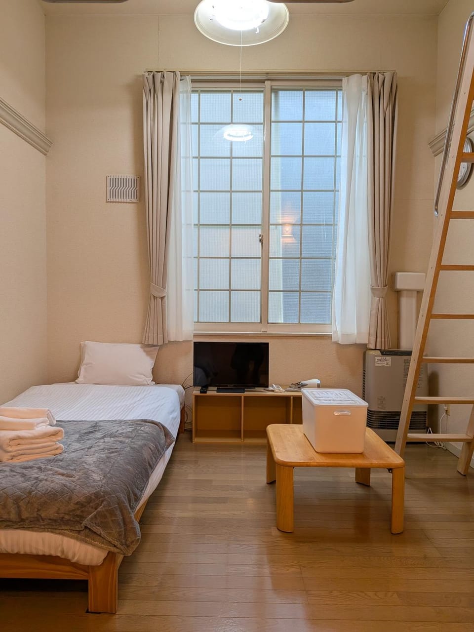 Bed, TV and multimedia, Living room