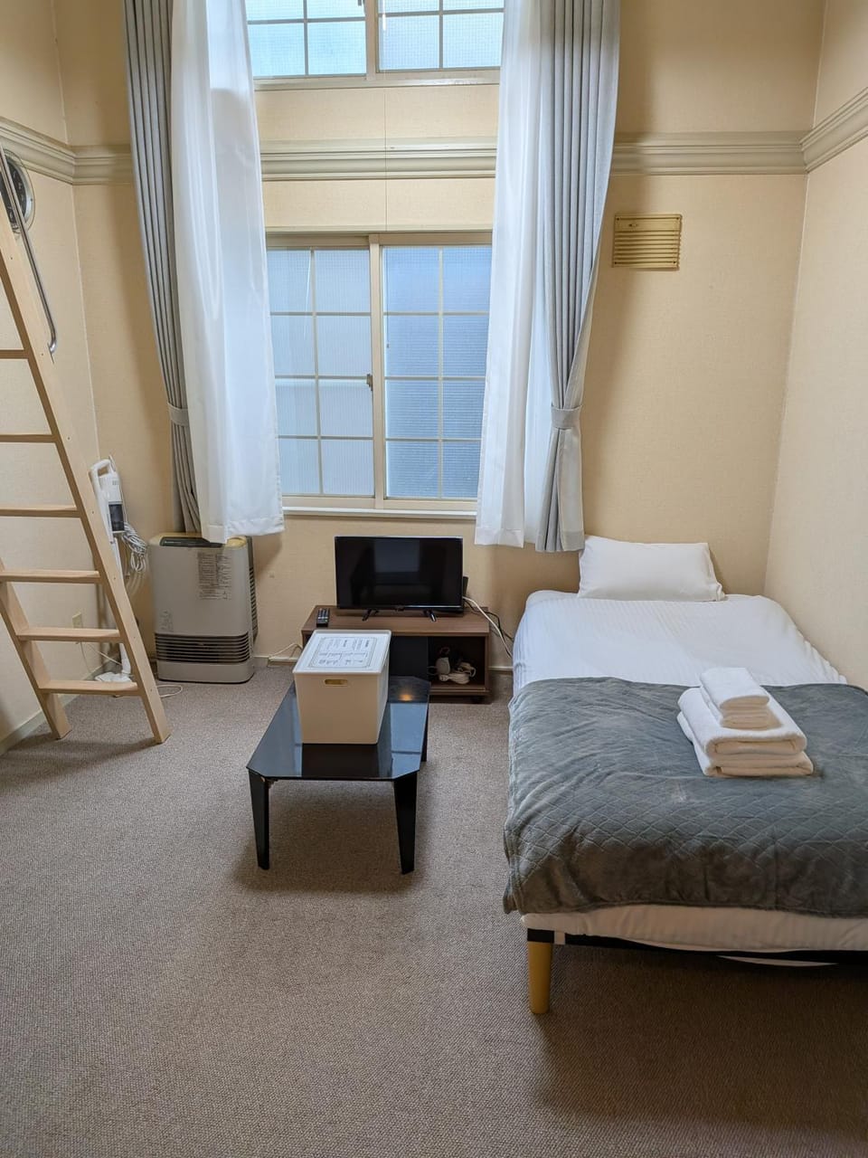 Bed, TV and multimedia, Living room