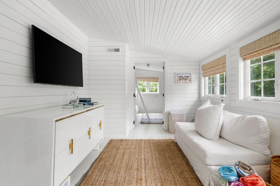 Beach Bungalow Upper Unit Steps To Shore Apartment in Isle of Palms