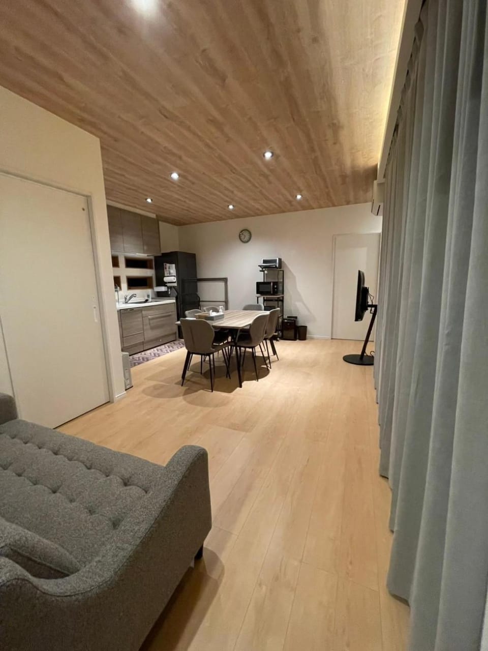 TV and multimedia, Kitchen or kitchenette, Living room, Seating area, Dining area