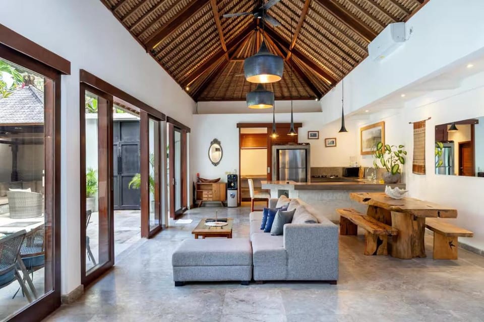 Luxury Villa Casey - Walk to the Beach Villa in North Kuta