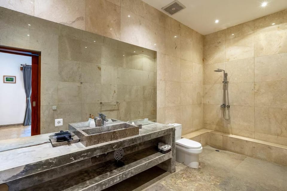 Luxury Villa Casey - Walk to the Beach Villa in North Kuta