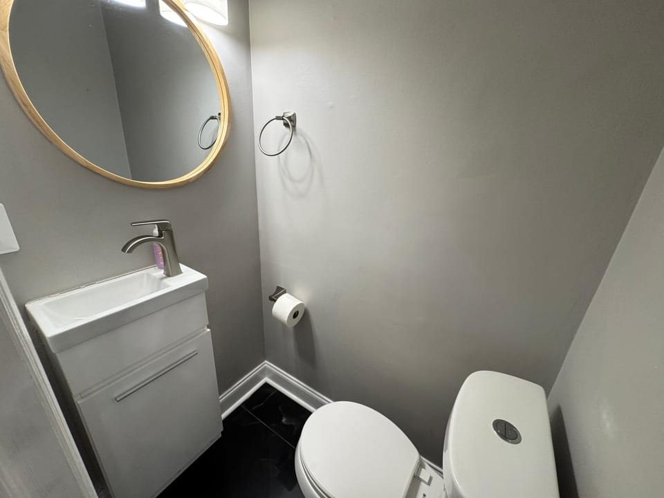 Unique Townhouse near Metro Apartment in District of Columbia
