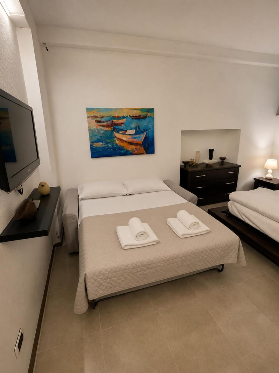 Bed, TV and multimedia, Photo of the whole room, Bedroom, towels