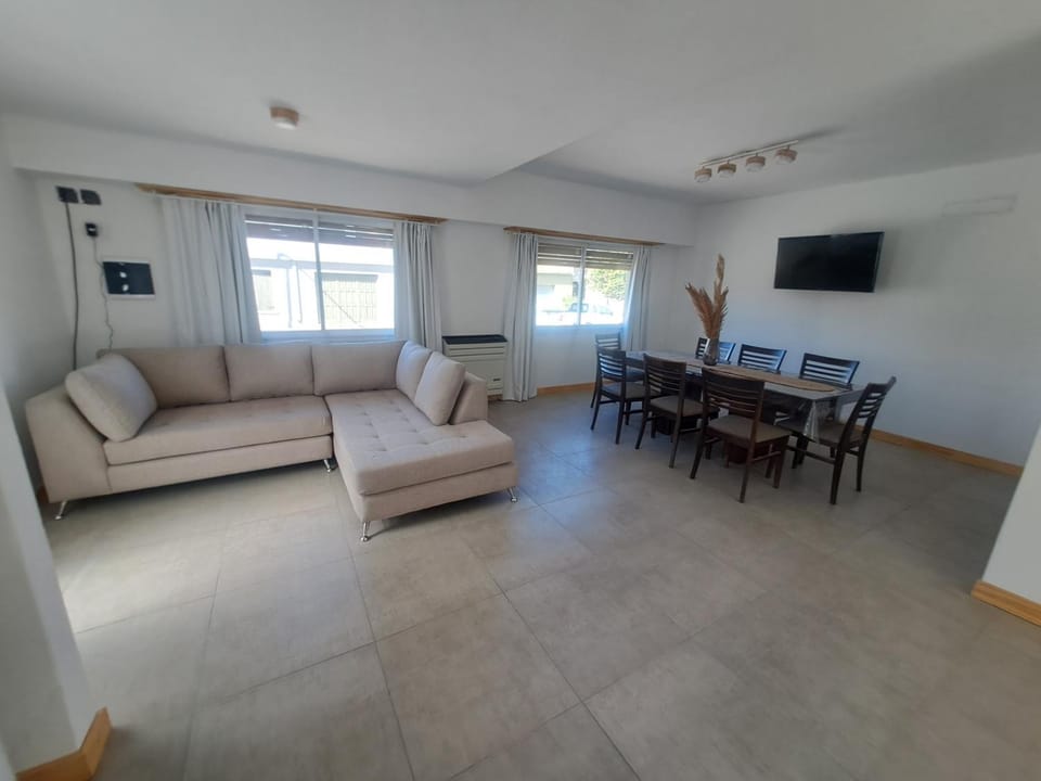 TV and multimedia, Living room, Seating area, Dining area