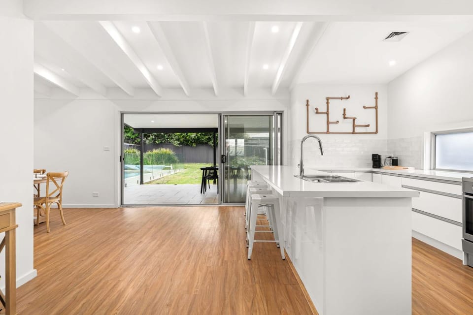 Coastal Family Escape, Pool, Yard & 150m to Warilla Beach House in Wollongong