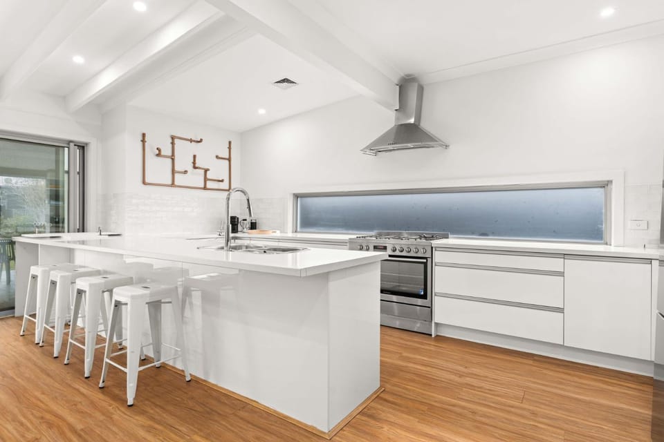 Coastal Family Escape, Pool, Yard & 150m to Warilla Beach House in Wollongong