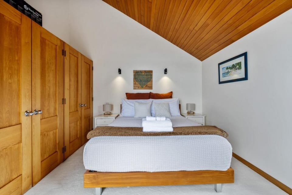 Soak and Unwind Hot Tub with Stunning Paihia Views House in Paihia