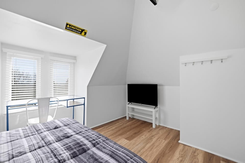 Dormont, Pittsburgh !D Stylish and Unique Private Bedroom with Shared Bathroom Vacation rental in Mount Lebanon