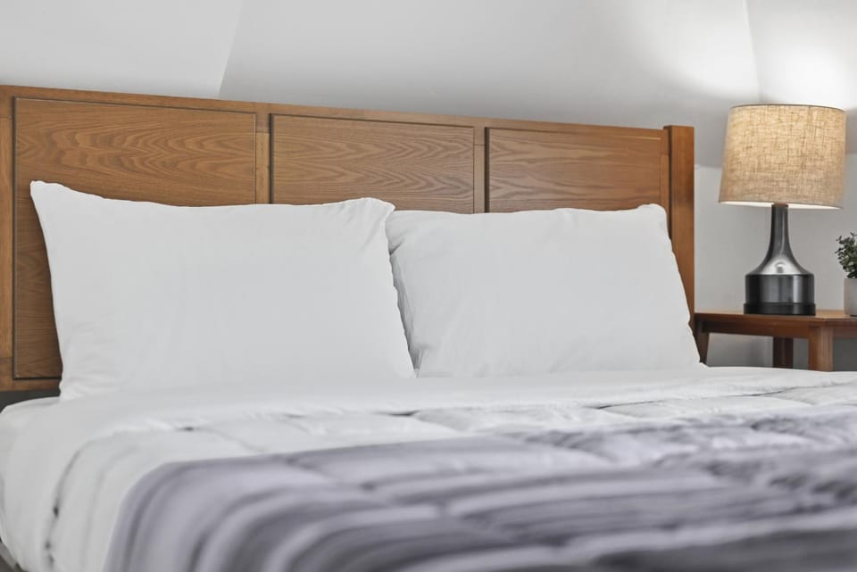 Dormont, Pittsburgh !D Stylish and Unique Private Bedroom with Shared Bathroom Vacation rental in Mount Lebanon