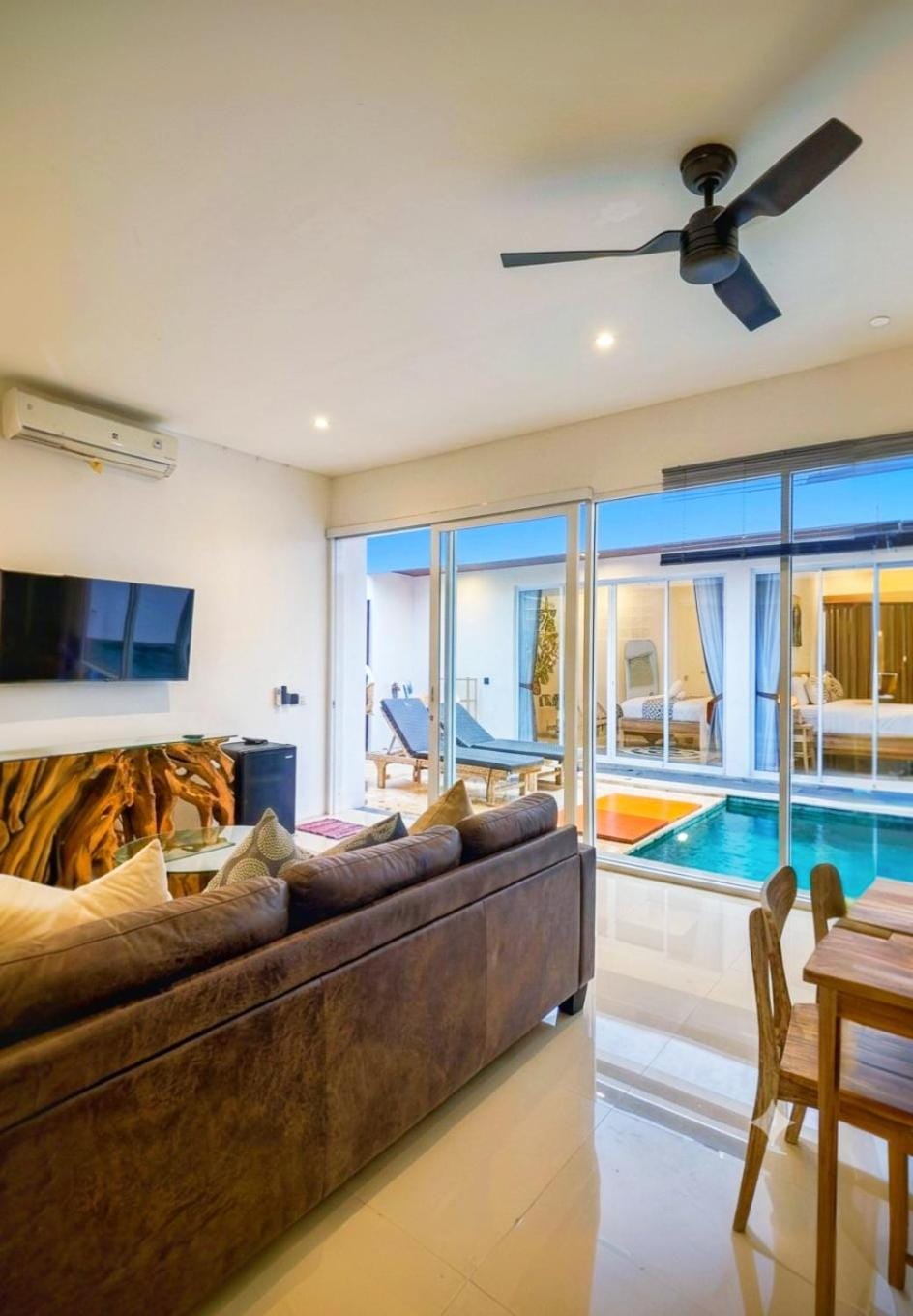 TV and multimedia, Living room, Photo of the whole room, Pool view