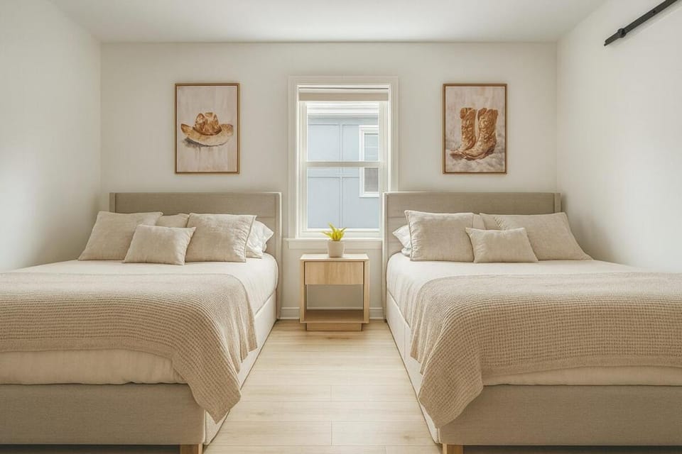 4 Bedroom House Pittsburgh Sleeps 12 Rooftop Patio Garage Near Stadium House in Pittsburgh