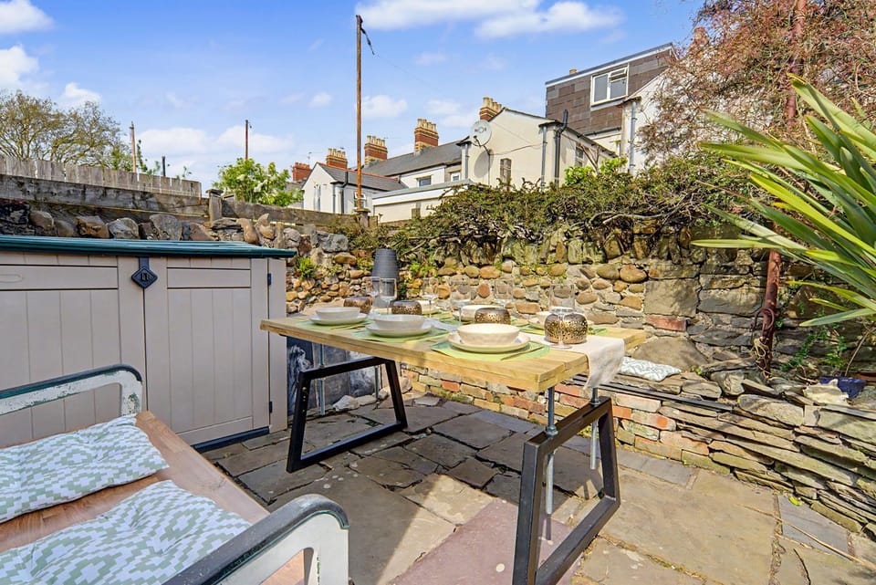 Patio, Spring, Day, Garden, Dining area, Garden view