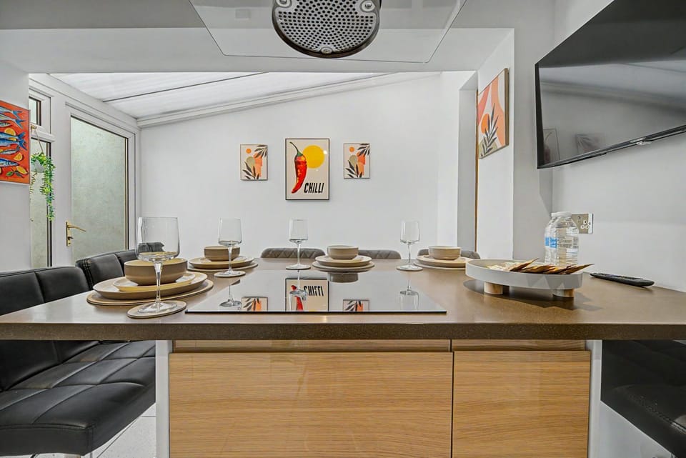 Kitchen or kitchenette, Food and drinks, Dining area