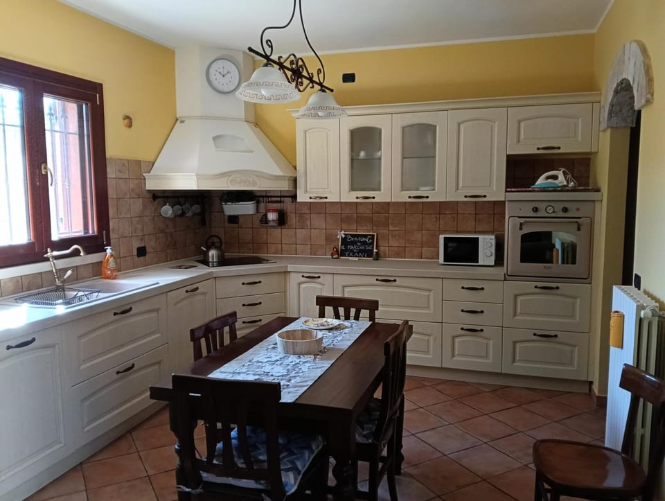 Kitchen or kitchenette, Dining area, dishwasher, pet friendly, stove