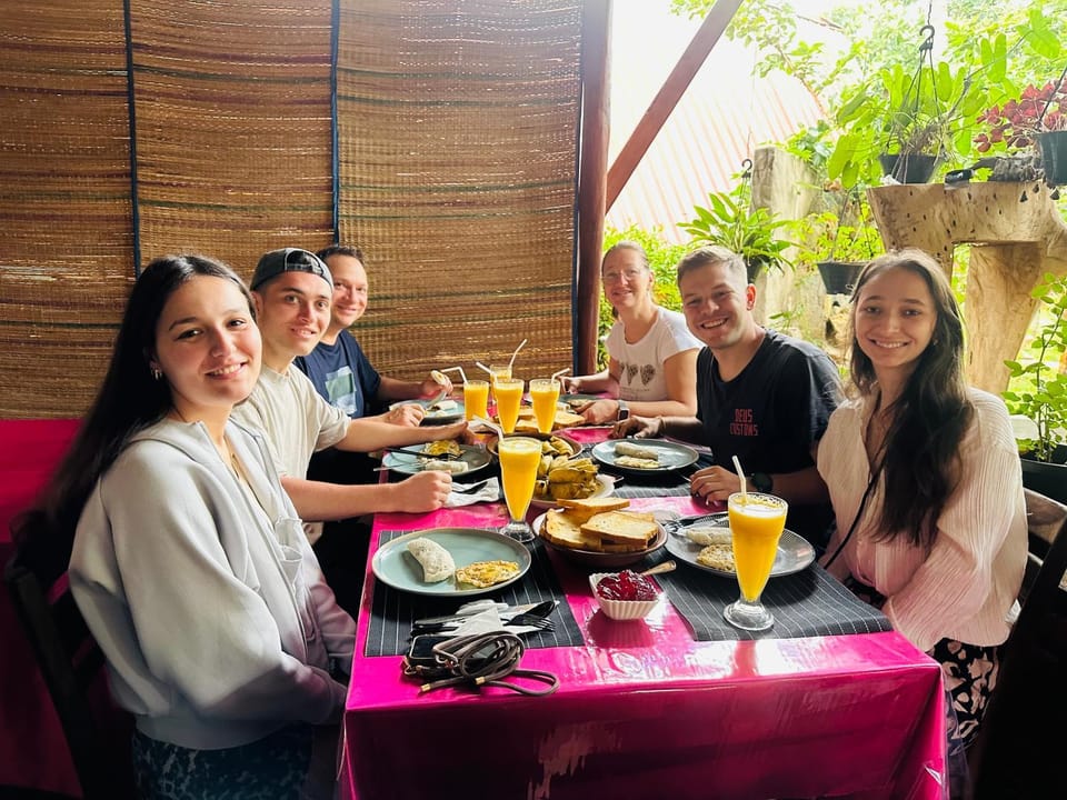 Restaurant/places to eat, Day, People, Food and drinks, Banquet/Function facilities, Food, Breakfast, Continental breakfast, Lunch, Dinner, Drinks, group of guests