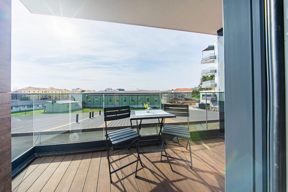 Patio, Natural landscape, Balcony/Terrace, Seating area, Dining area