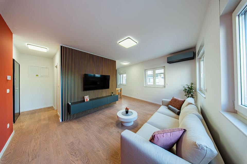 TV and multimedia, Living room, Seating area, air conditioner