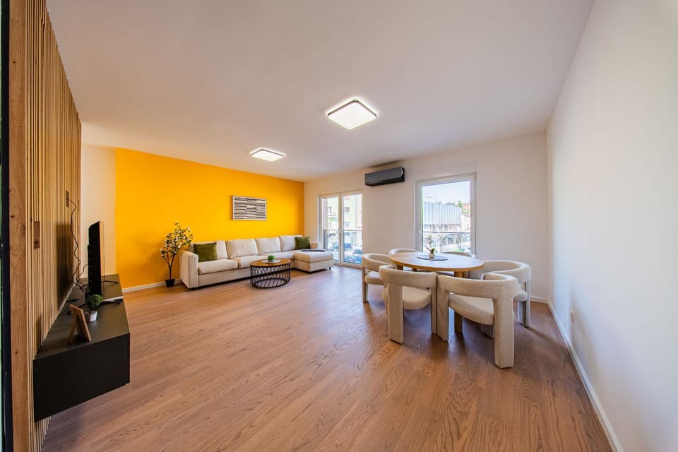 TV and multimedia, Living room, Seating area, Dining area, air conditioner