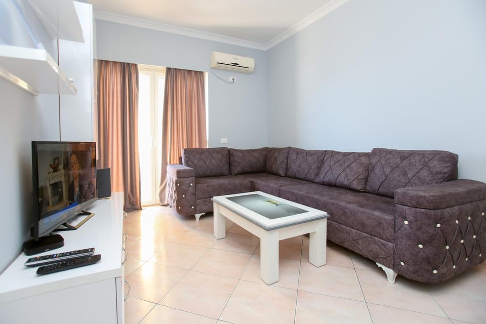 Day, TV and multimedia, Living room, air conditioner