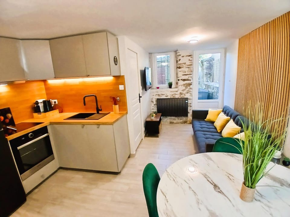 TV and multimedia, Kitchen or kitchenette, Living room, Seating area, Dining area, dishwasher, oven, stove, toaster