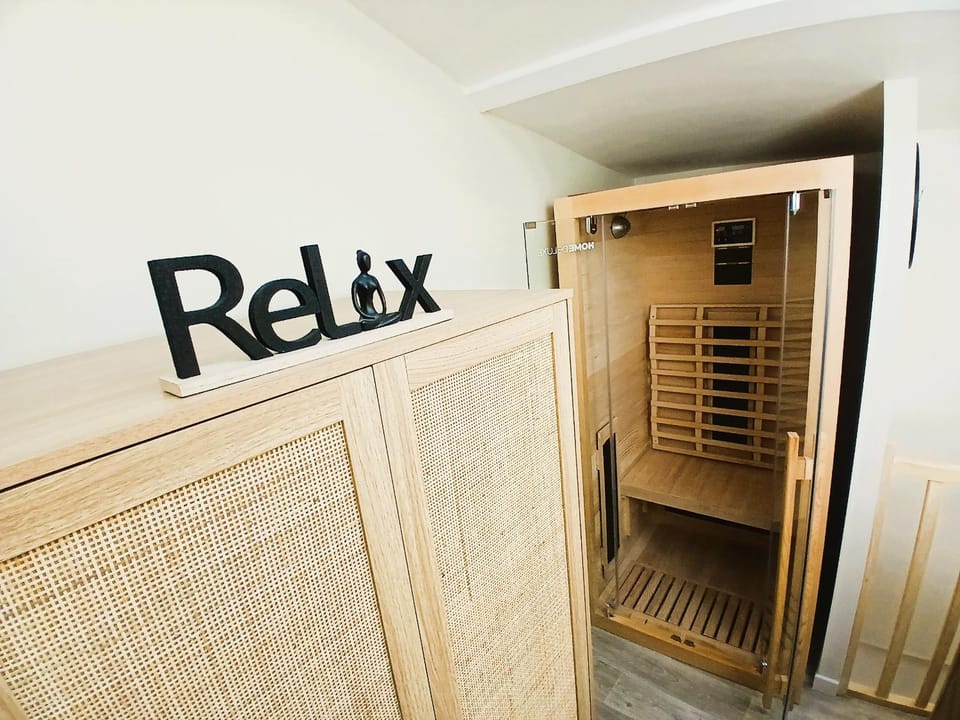 Sauna, Sauna, Text overlay, wardrobe