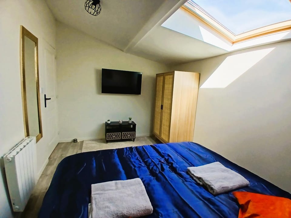 Bed, TV and multimedia, Photo of the whole room, Bedroom, heating, towels, wardrobe