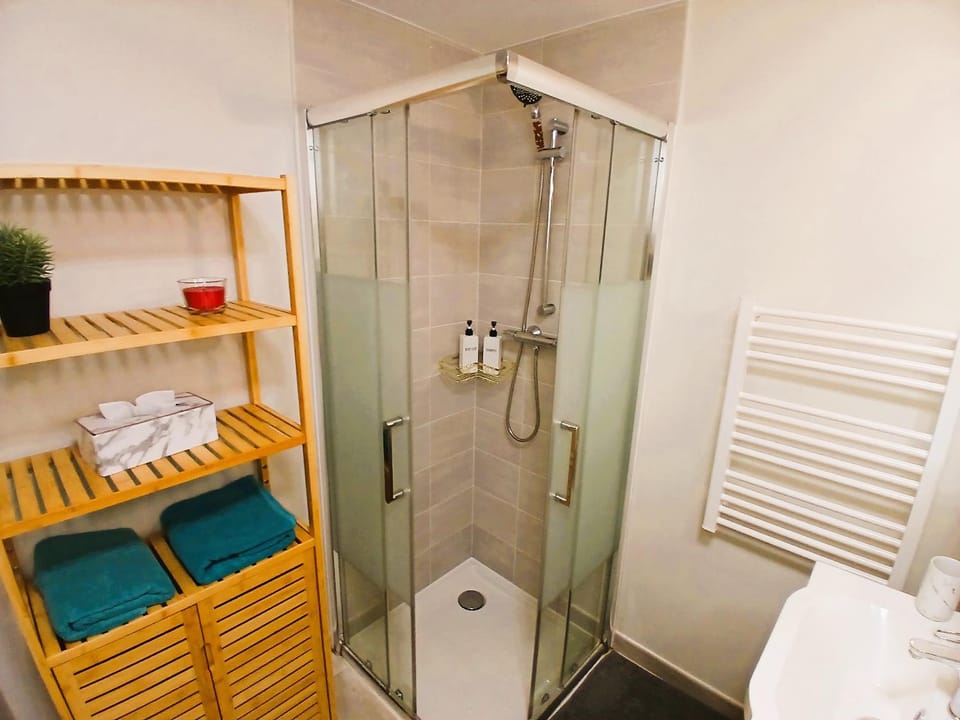 Shower, Bathroom, towels