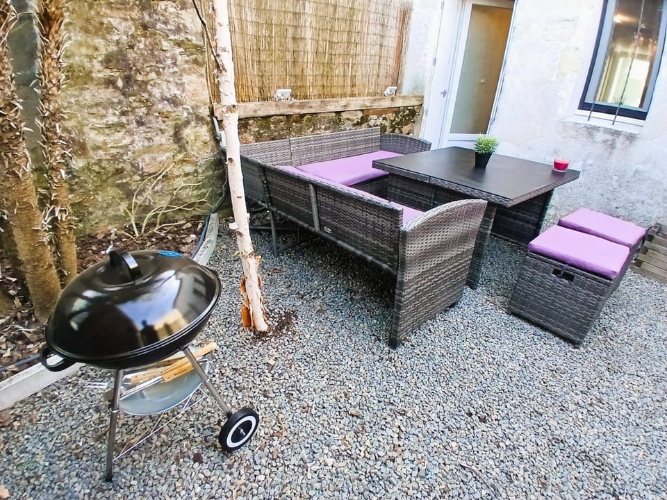 Patio, Day, Natural landscape, BBQ facilities, Garden, Seating area