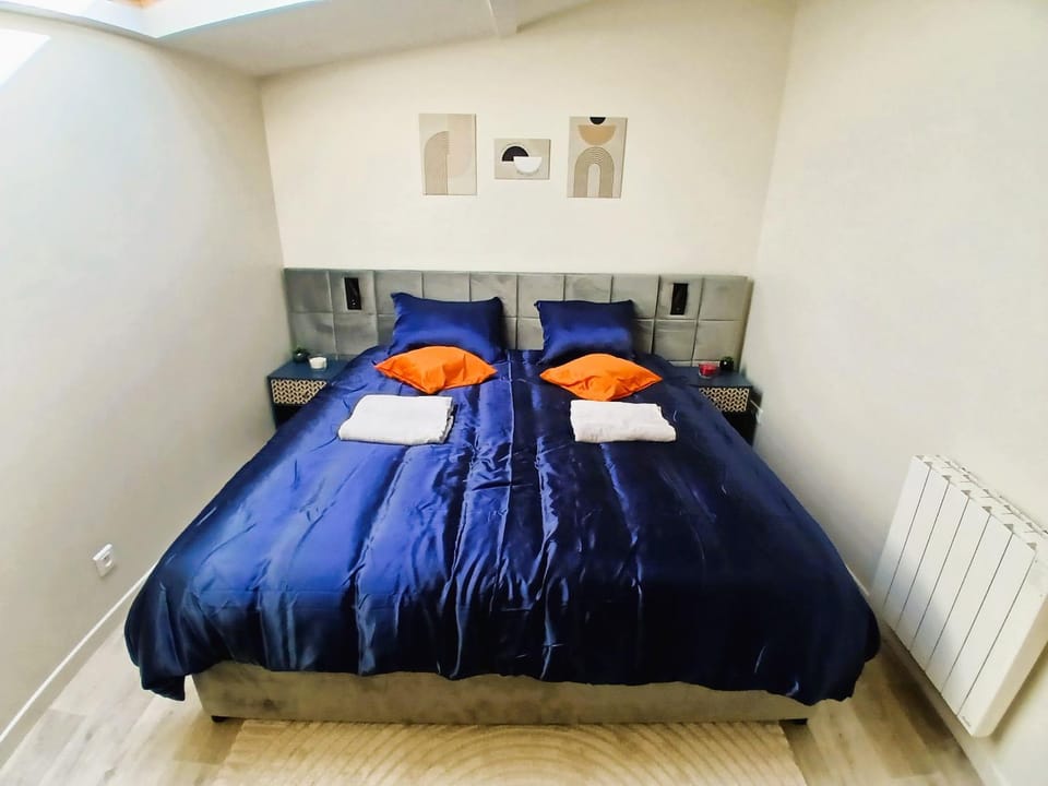 Bed, Photo of the whole room, Bedroom, heating, towels