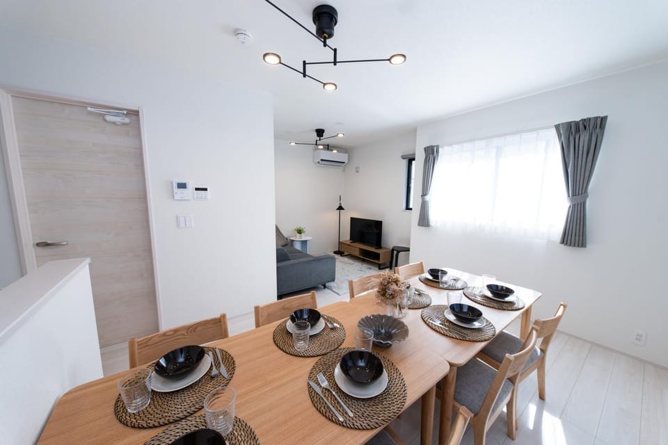 TV and multimedia, Living room, Seating area, Dining area