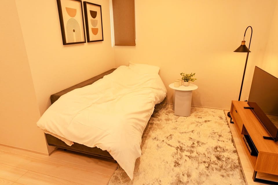 Bed, TV and multimedia, Living room