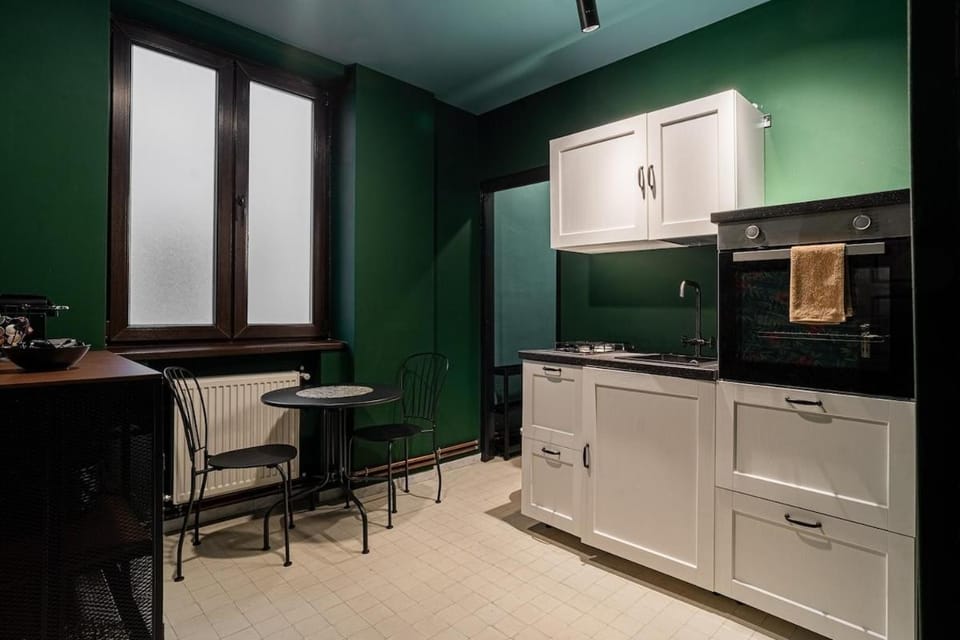 Tropical Jungle Oasis near City Center 2BR Balcony Apartment in Bucharest