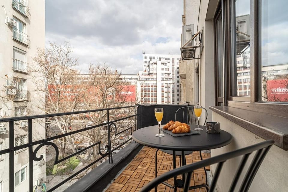 Tropical Jungle Oasis near City Center 2BR Balcony Apartment in Bucharest